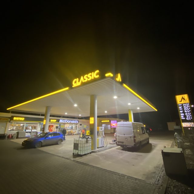 Classic-tankstelle-bei-nacht